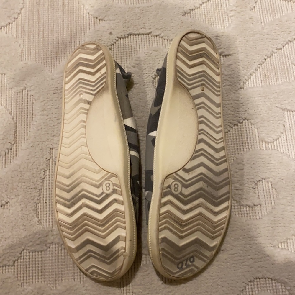 Sneakers - Picture 2 of 4